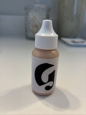 Glossier Perfecting Skin Tint G11